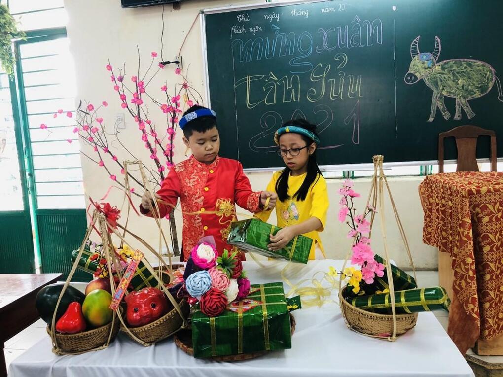 Học sinh Trường Tiểu học Núi Thành (quận Hải Châu, TP Đà Nẵng) trình bày góc Tết truyền thống trang trí lớp học