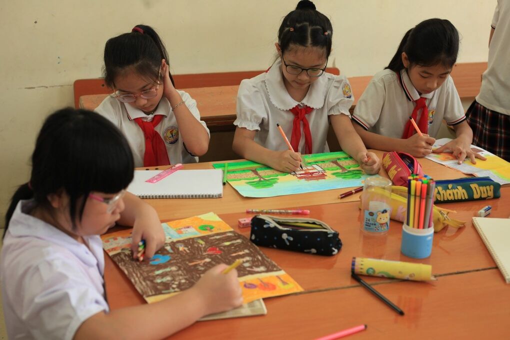 Học sinh trường Tiểu học Kim Đồng hưởng ứng cuộc thi vẽ tranh  chào mừng kỉ niệm 1010 năm Thăng Long - Hà Nội  Chủ đề "Em yêu Hà Nội"