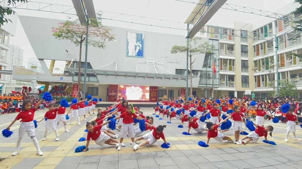 Màn biểu diễn Flashmob của các con học sinh khối 2 trường Tiểu học Kim Đồng