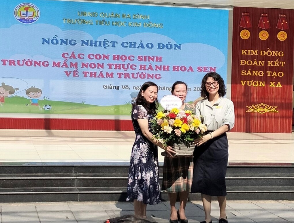 Trường Tiểu học Kim Đồng nồng nhiệt chào đón các bạn nhỏ  trường Mầm non thực hành Hoa Sen tới thăm trường.