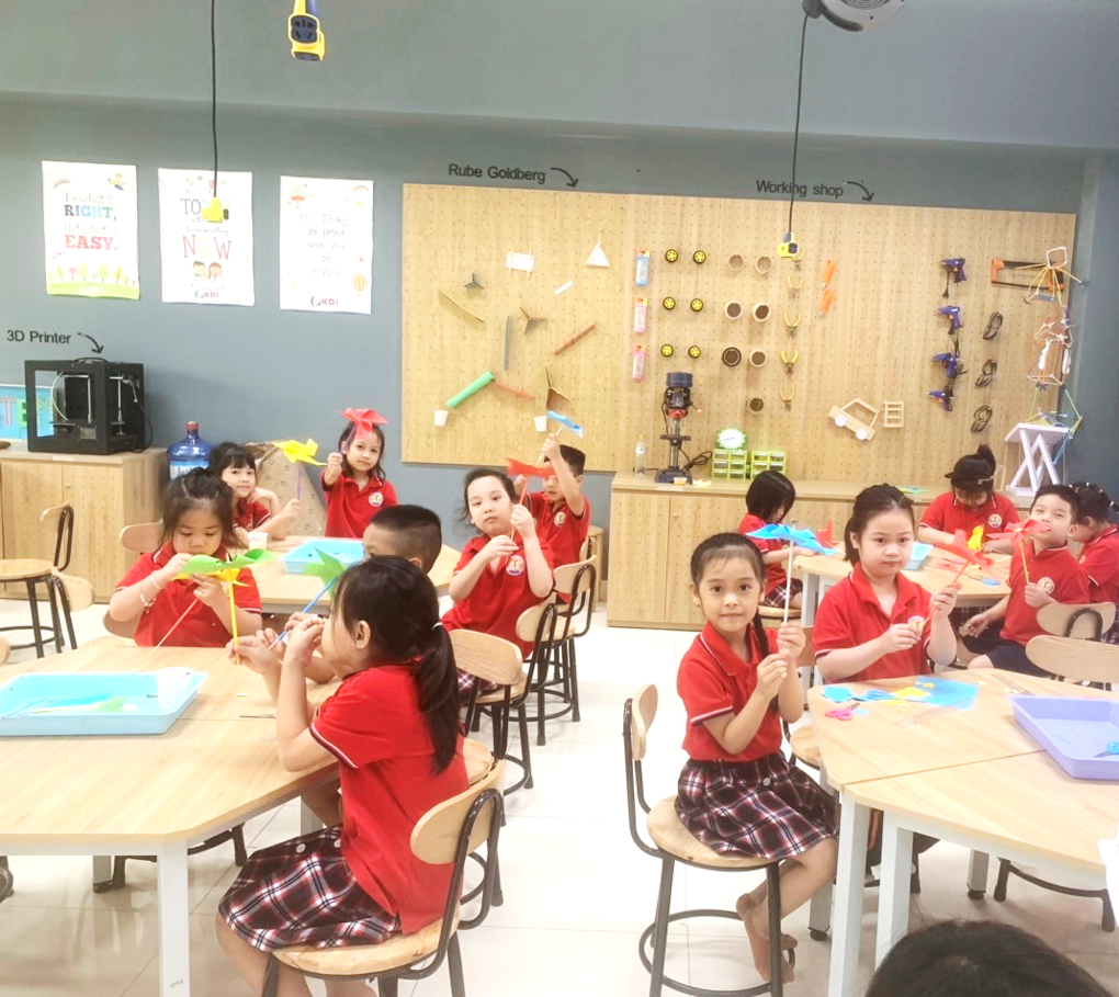 Bài học STEM "Chong chóng giấy" - "Học bằng chơi, chơi mà học" của các bạn nhỏ lớp 1A1 trường Tiểu học Kim Đồng.