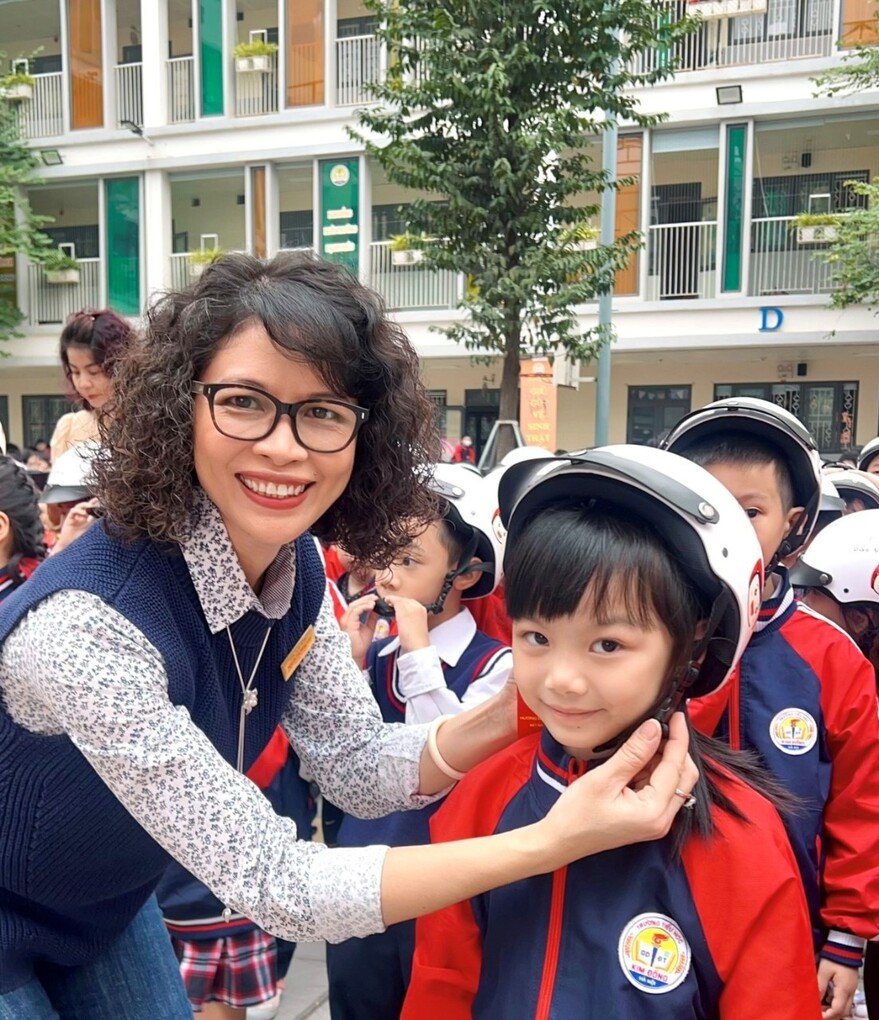 Lễ tặng mũ bảo hiểm cho học sinh khối 1 tại trường Tiểu học Kim Đồng