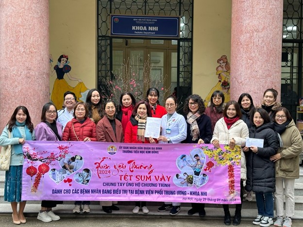Học sinh Trường Tiểu học Kim Đồng trao quà, thiệp chúc Tết tới bệnh nhi