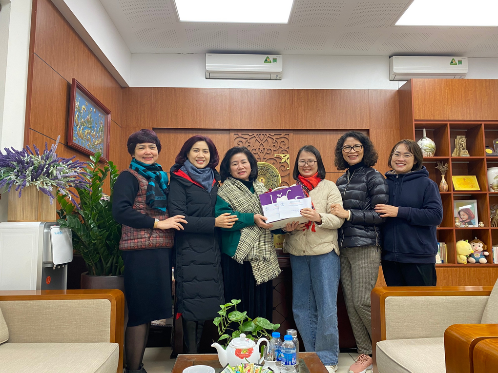 Trường Tiểu học Kim Đồng chúc mừng các cơ sở y tế trong quận Ba Đình nhân kỉ niệm 69 năm Ngày Thầy thuốc Việt Nam