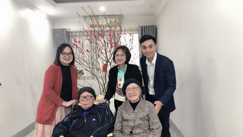 Thăm và chúc Tết người cao tuổi là bố, mẹ đoàn viên công đoàn Trường Tiểu học Kim Đồng nhân dịp Xuân Giáp Thìn 2024