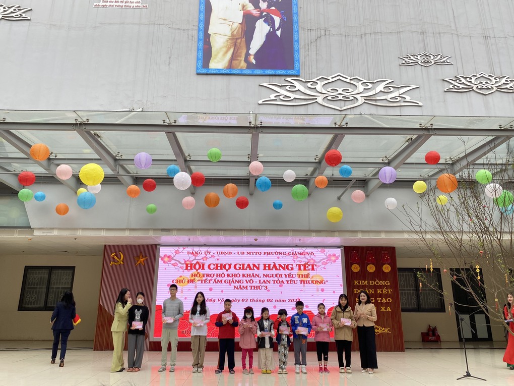 Tưng bừng hội chợ “Tết ấm Giảng Võ – Lan toả yêu thương” tại trường Tiểu học Kim Đồng