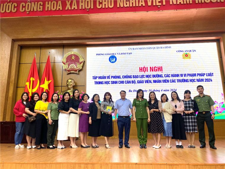 Cán bộ, giáo viên trường tiểu học Kim Đồng tham dự Hội nghị Tuyên truyền pháp luật cho cán bộ, giáo viên ngành Giáo dục quận Ba Đình