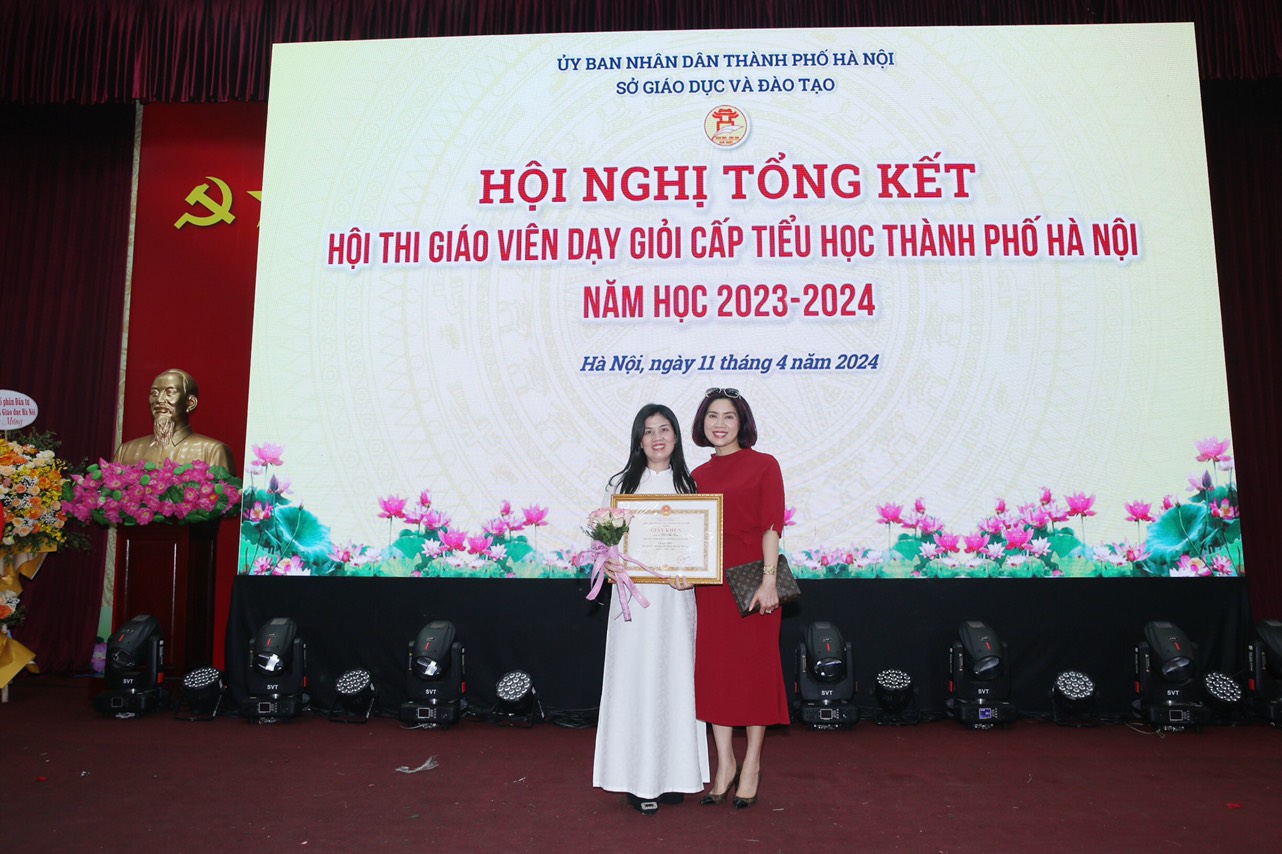 Cô giáo Đỗ Thị Lan, giáo viên trường Tiểu học Kim Đồng, đạt giải Nhì trong Hội thi Giáo viên dạy giỏi Thành phố cấp Tiểu học năm học 2023- 2024