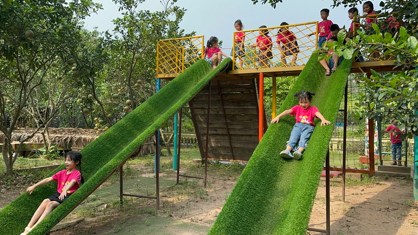 A group of children on a slide

Description automatically generated