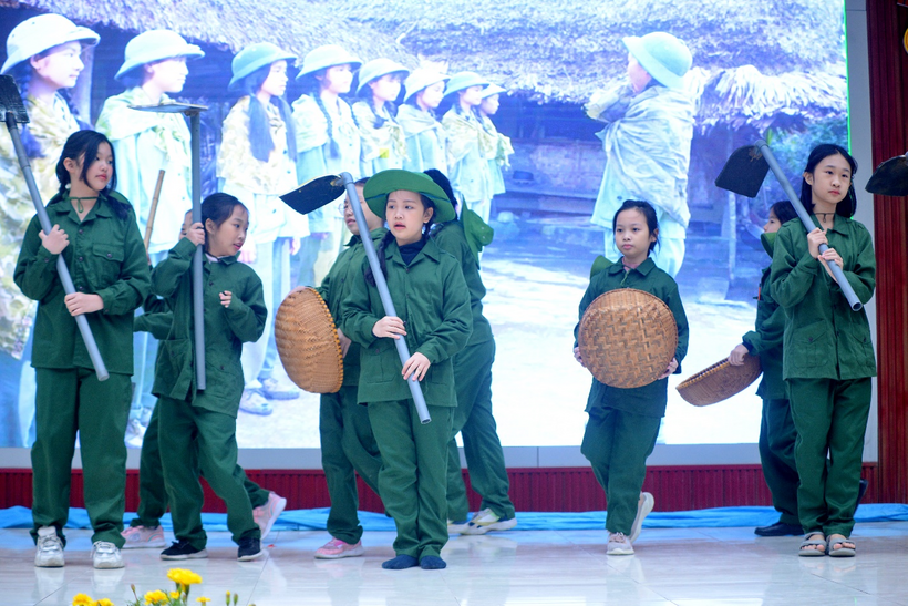 A group of children in green uniforms

Description automatically generated