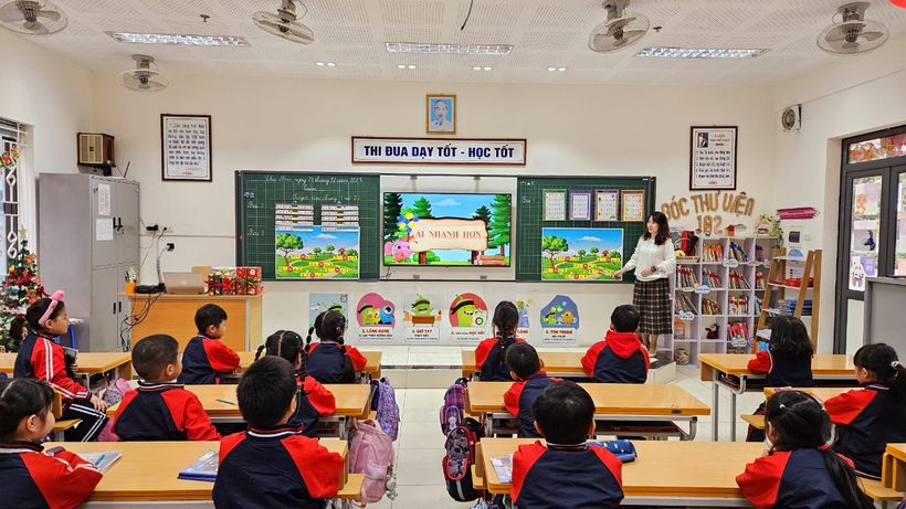 A group of children in a classroom

Description automatically generated