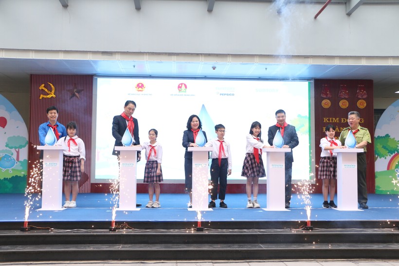 Thứ trưởng Ngô Thị Minh (giữa) cùng đại diện ban tổ chức bấm nút khởi động "Chương trình Mizuiku - em yêu nước sạch" năm 2023. 