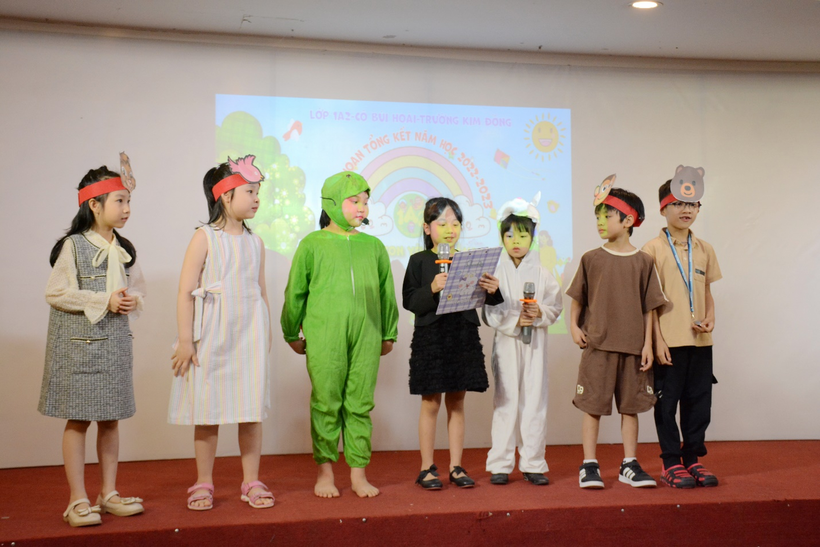 A group of children standing on a stage

Description automatically generated with medium confidence