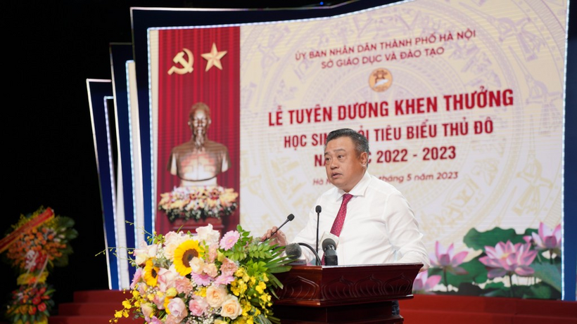 Đồng chí Trần Sỹ Thanh, Ủy viên BCH Trung ương Đảng, Phó Bí thư Thành ủy, Chủ tịch UBND thành phố Hà Nội phát biểu tại lễ tuyên dương