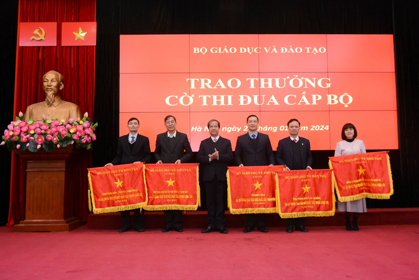 Bộ trưởng Nguyễn Kim Sơn tặng Cờ thi đua của Bộ GD&amp;ĐT cho 5 tập thể.