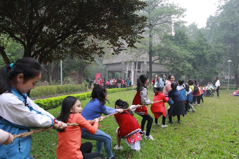 Trẻ em chơi kéo co ở Bảo tàng Dân tộc học dịp Tết Nguyên đán 2022. Ảnh: INT