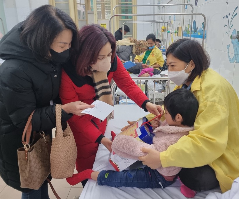 Đại diện Ban giám hiệu trường Tiểu học Kim Đồng trao quà cho bệnh nhi tại bệnh viện.
