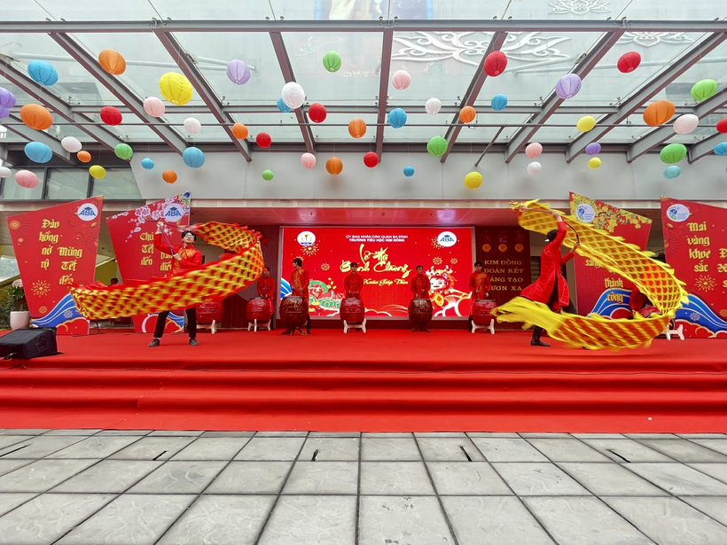 A red carpet with lanterns and a red stage with a red banner

Description automatically generated with medium confidence