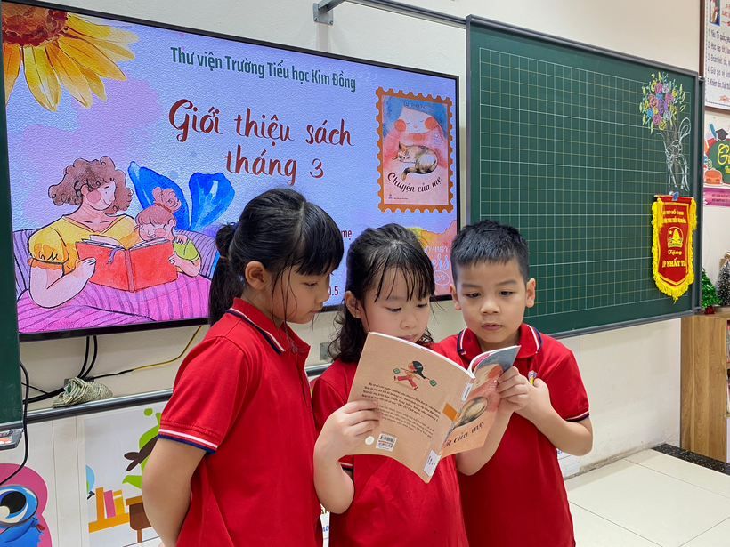 A group of children reading a book in a classroom

Description automatically generated