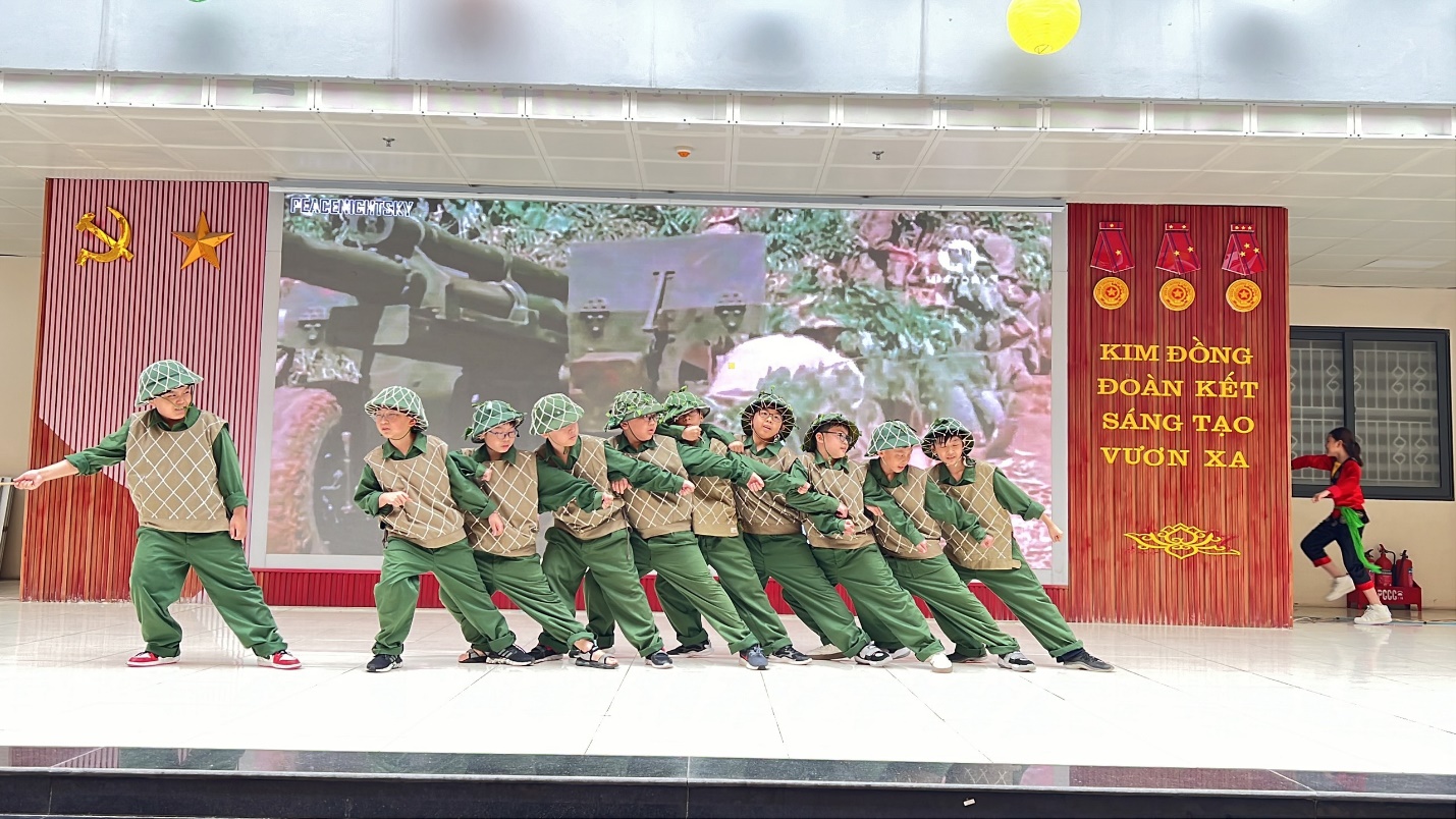 A group of children in military uniforms on a stage

Description automatically generated