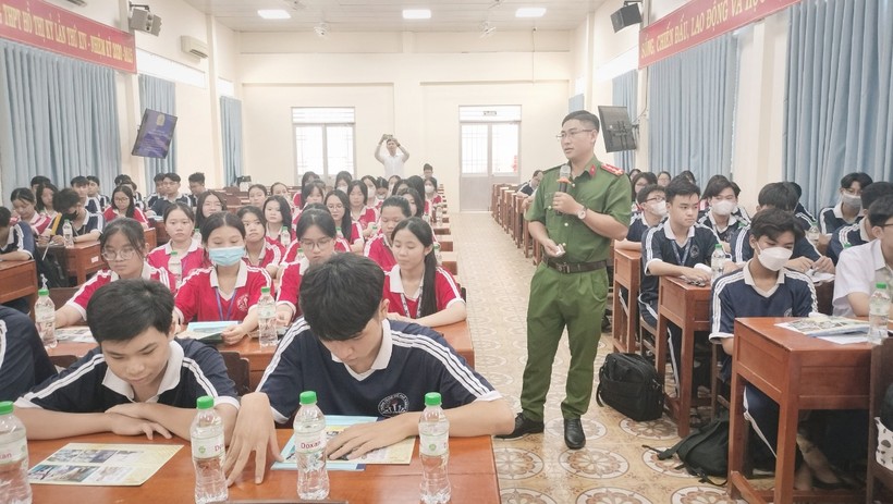 Đại úy Bùi Quốc Sách, Công an tỉnh Cà Mau phổ biến kiến thức phòng, chống ma túy trong học đường.