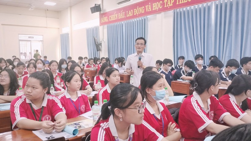 Ông Lê Minh Quân, Sở GD&amp;ĐT Cà Mau phổ biến kiến thức phòng, chống bạo lực trong học đường.