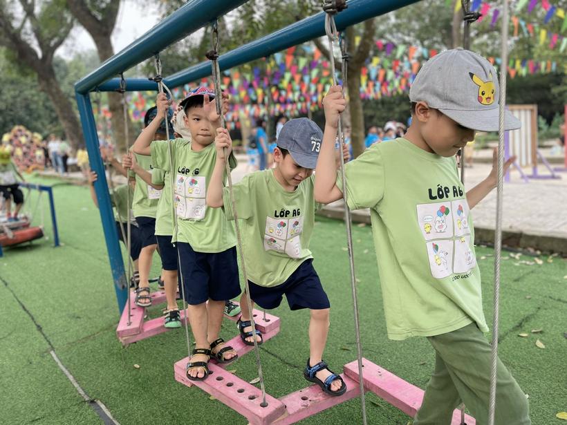 A group of kids on a swing

Description automatically generated