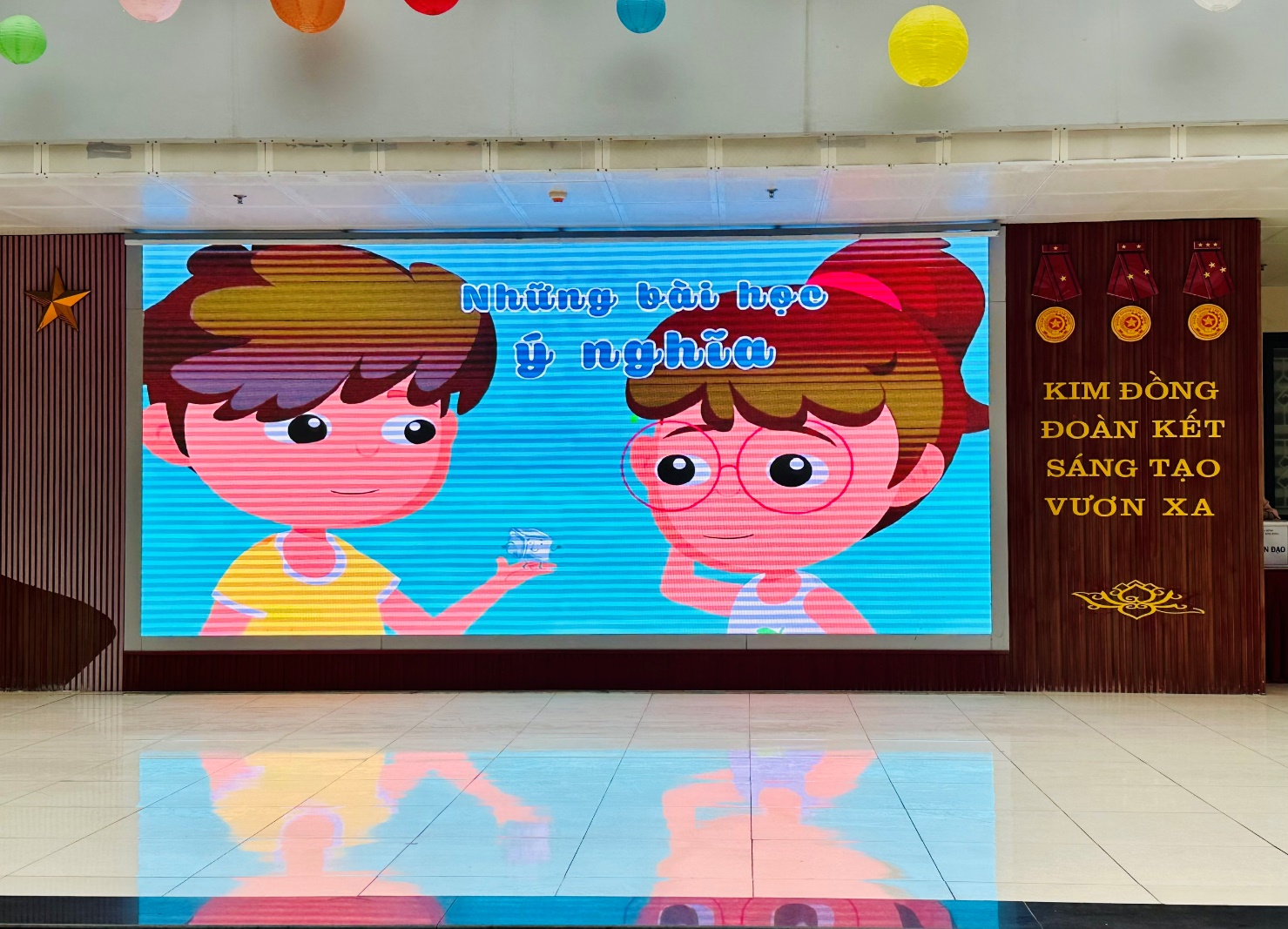 A large screen with cartoon characters on it

Description automatically generated